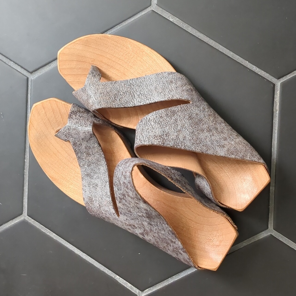 Cydwoq Leather Sandals